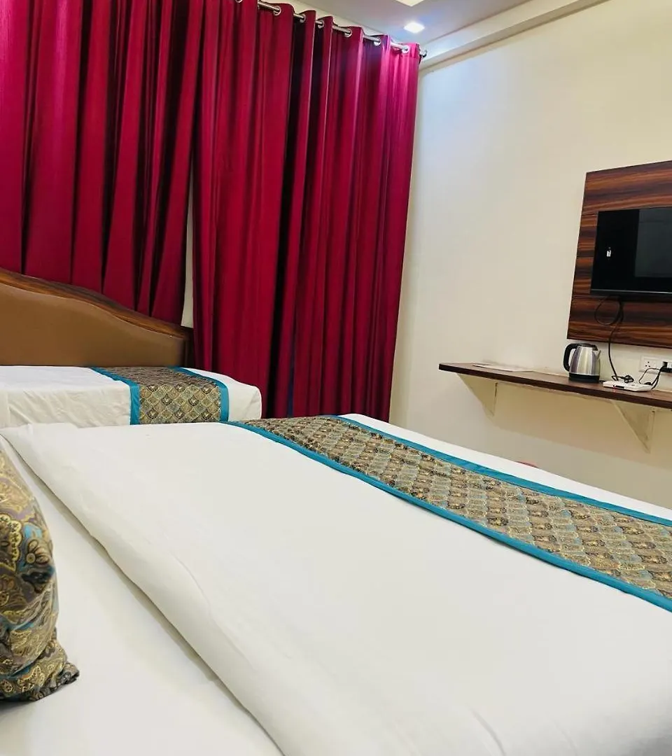 Hotel The Golden Taj By The Golden Taj Group & Hotels Agra  3*, Agra (Uttar Pradesh)